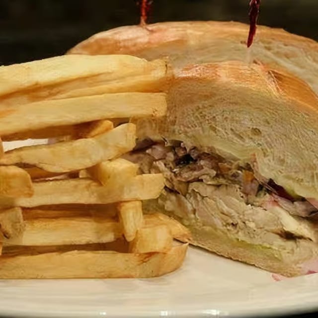 Pan Con Pollo.
