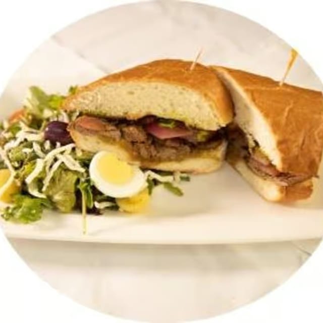 Pan Con Lomito.