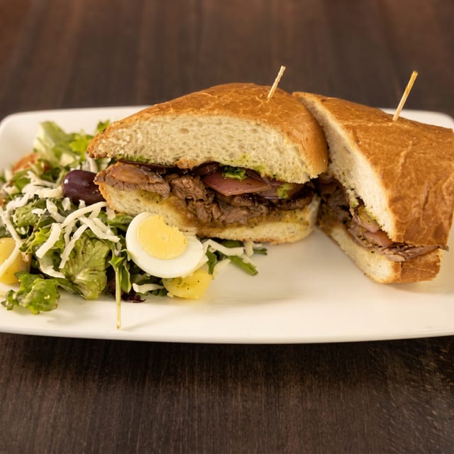 Pan Con Lomito.