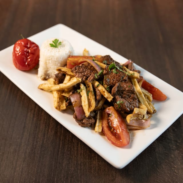 Pollo Saltado y Lomo Saltado.