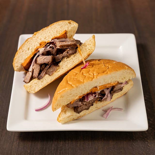 Pan Con Chicharrón.
